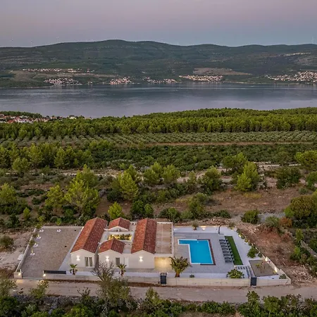 فيلة Olea Zadarvillas *